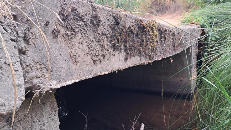 Plataforma dañada del viaducto que vertebra el pueblo de Valer de Aliste.  | CHANY SEBASTIÁN