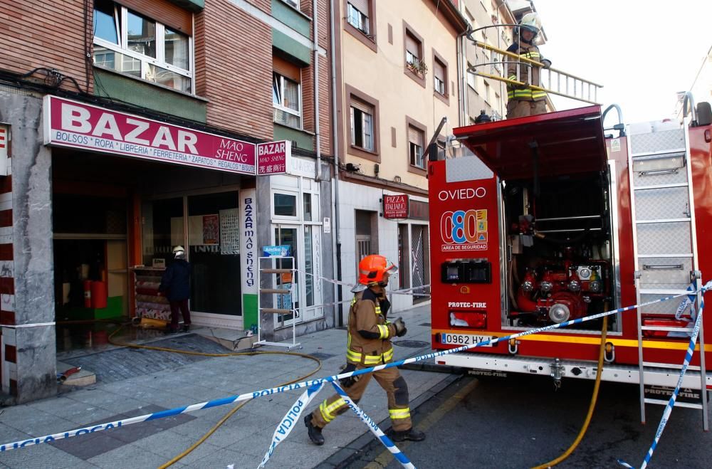 Vecinos, Bomberos y Policías en el edificio quemado en Pumarín.