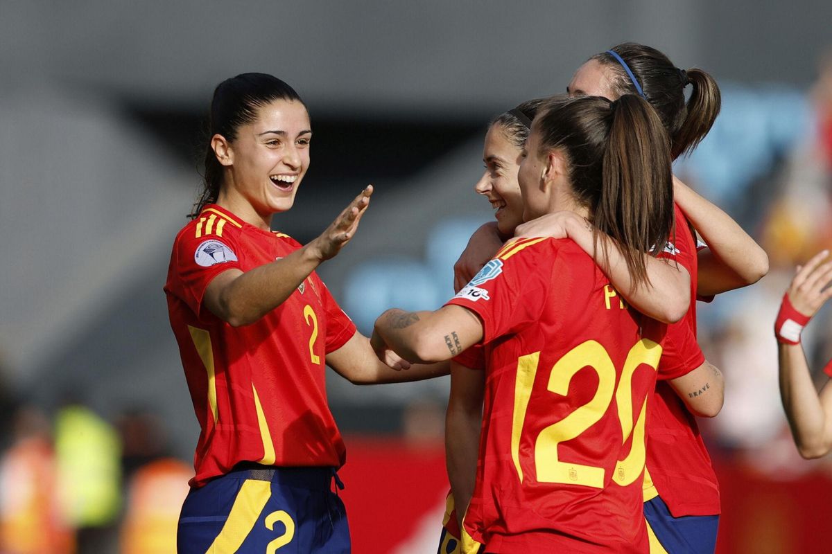 España celebra uno de sus goles ante Portugal