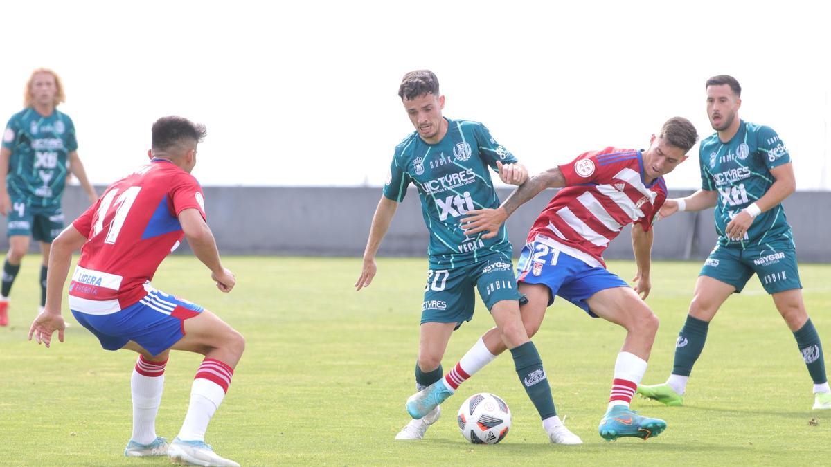 El Yeclano da un paso atrás con una derrota frente al Recreativo Granada - La Opinión de Murcia