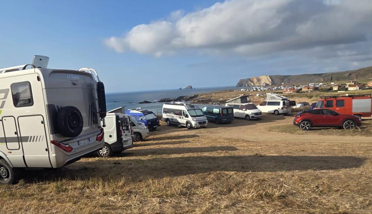 El aparcamiento de Verdicio, copado ayer por vehículos.