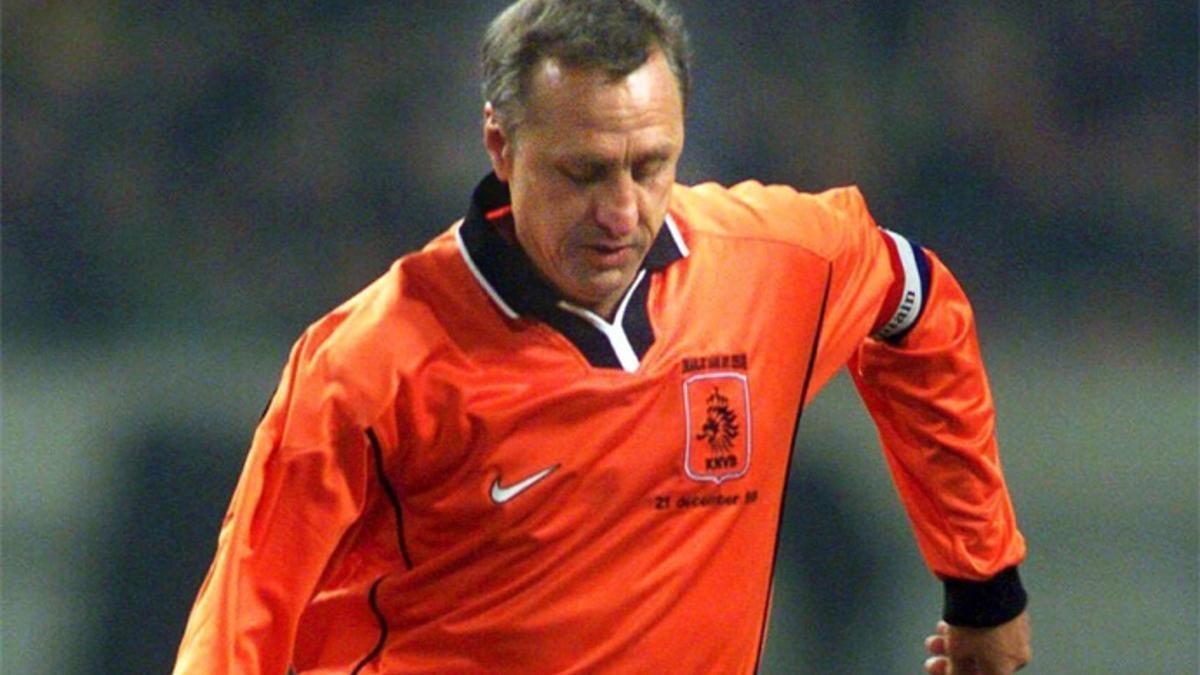 Johan Cruyff en un amistoso celebrado el 12 de diciembre de 1999 entre veteranos de la selección hoalndesa y exjugadores extranjeros que jugaron en la Liga neerlandesa