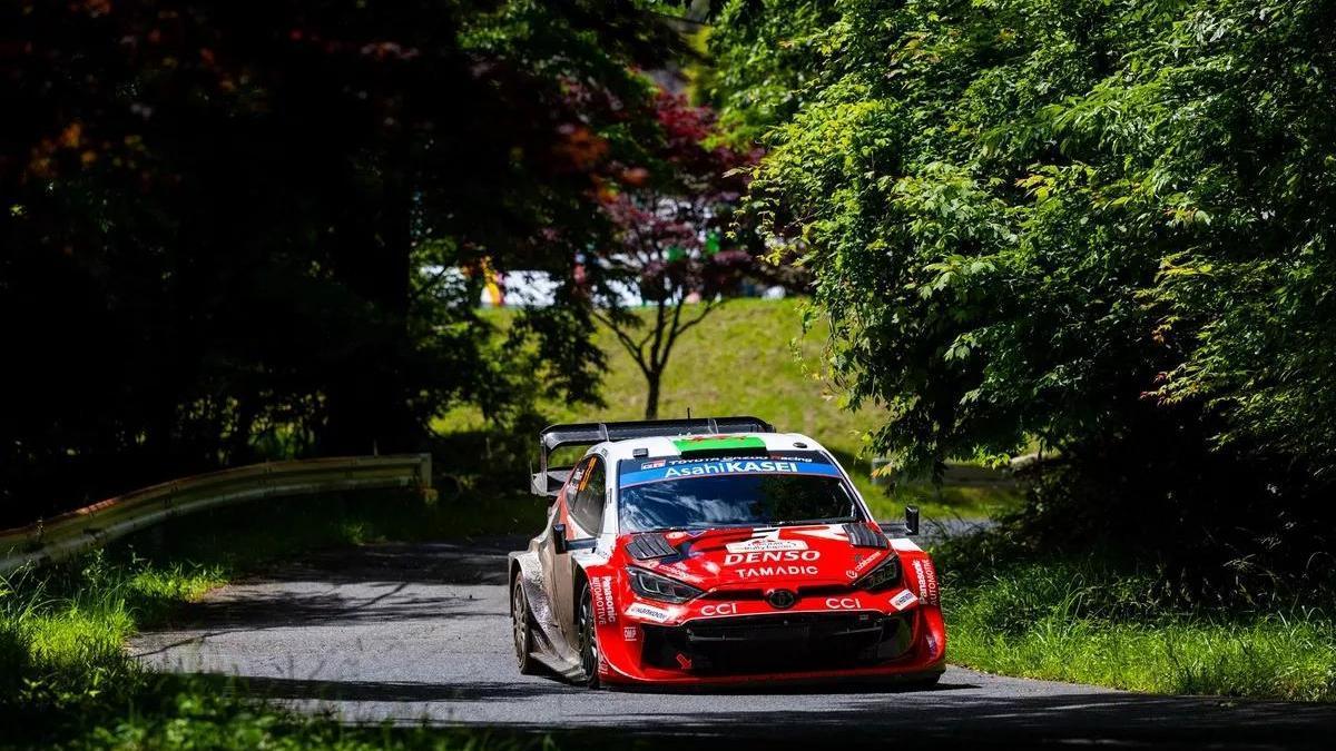 Elfyn Evans sigue al mando en la hecatombe de Solberg