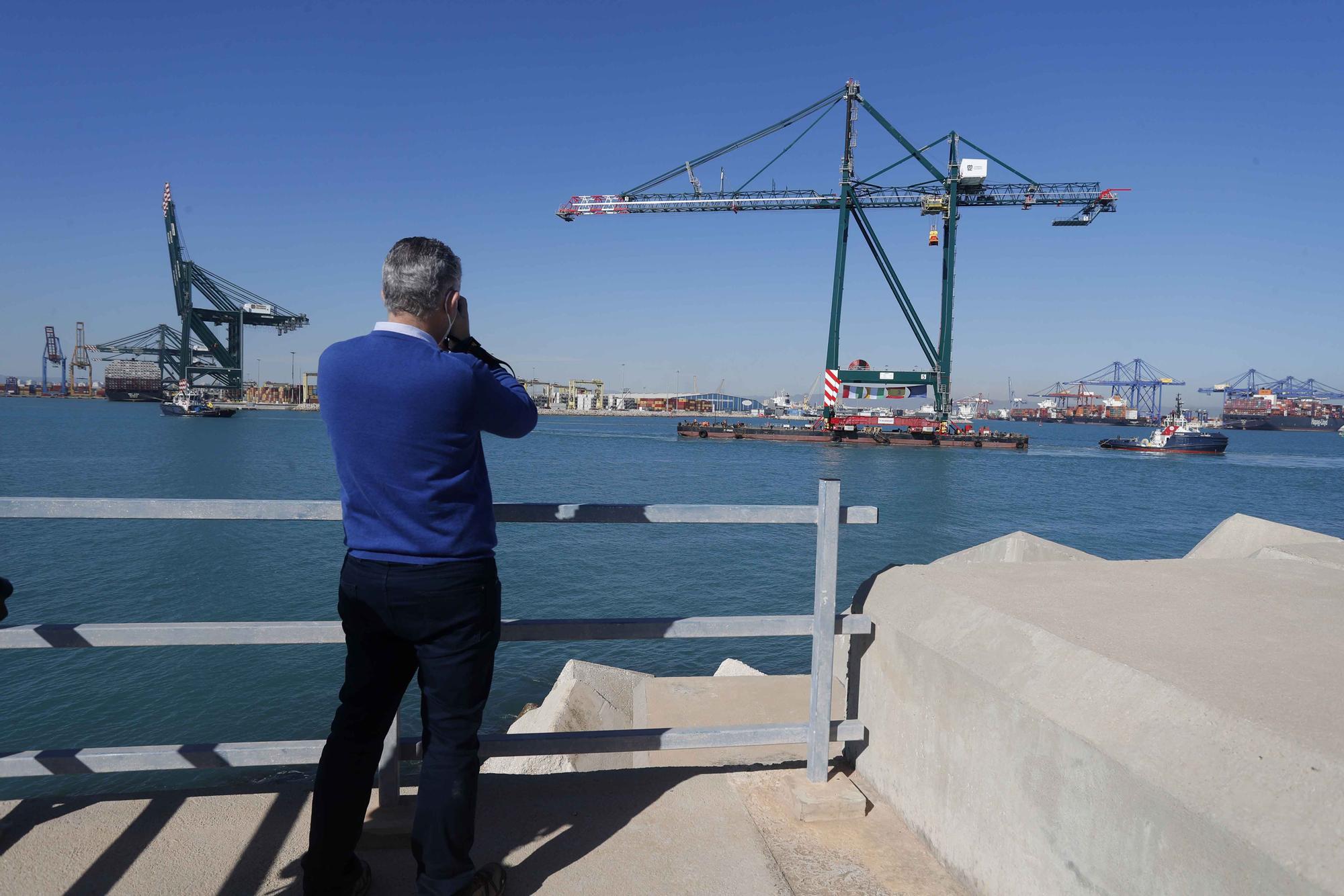 Espectacular traslado por mar de una nueva grúa en el Puerto de València