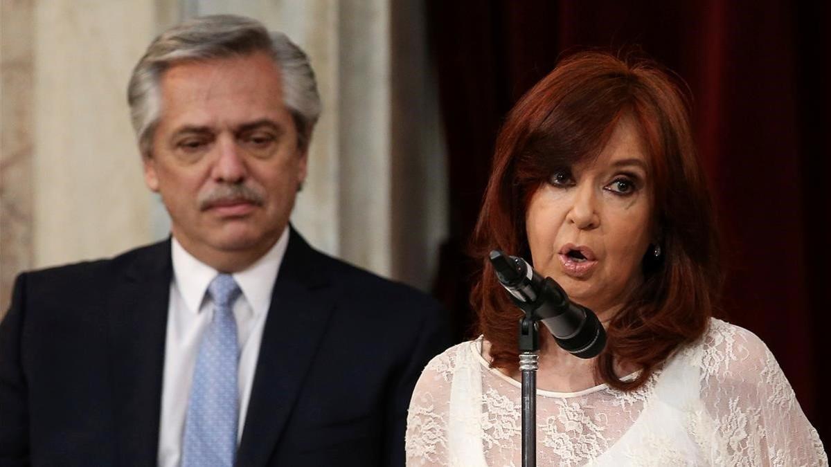 Alberto Fernández y Cristina Fernández de Kirchner, durante su ceremonia de juramento como nuevos presidente y vicepresidenta argentinos, este martes, en Buenos Aires.