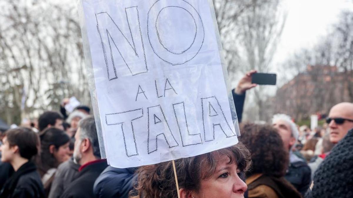 Una mujer porta una pancarta que reza 'No a la tala' en la concentración para defender la arboleda de la zona de Madrid Río, que se verá afectada por las obras del Metro, a 18 de febrero de 2023, en Madrid (España).