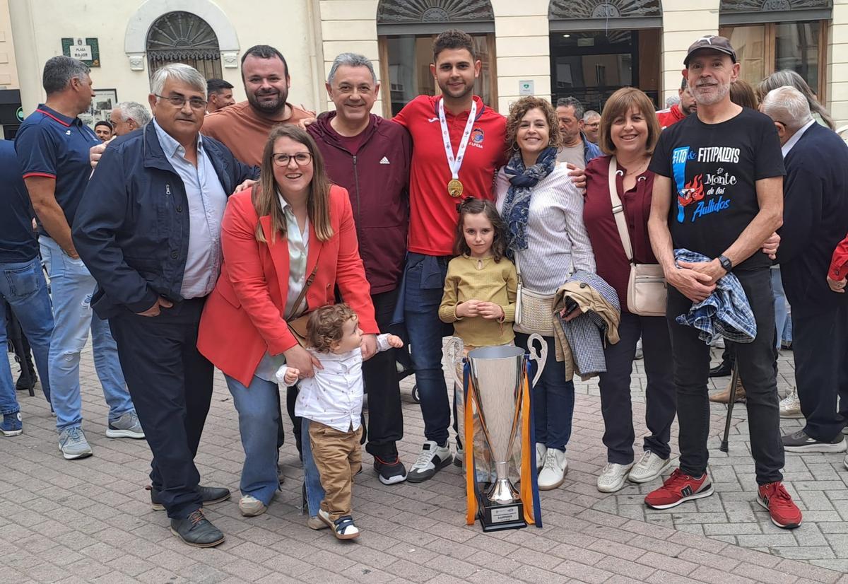 La UE Tavernes de la Valldigna celebra el histórico título de campeón de La Nostra Copa