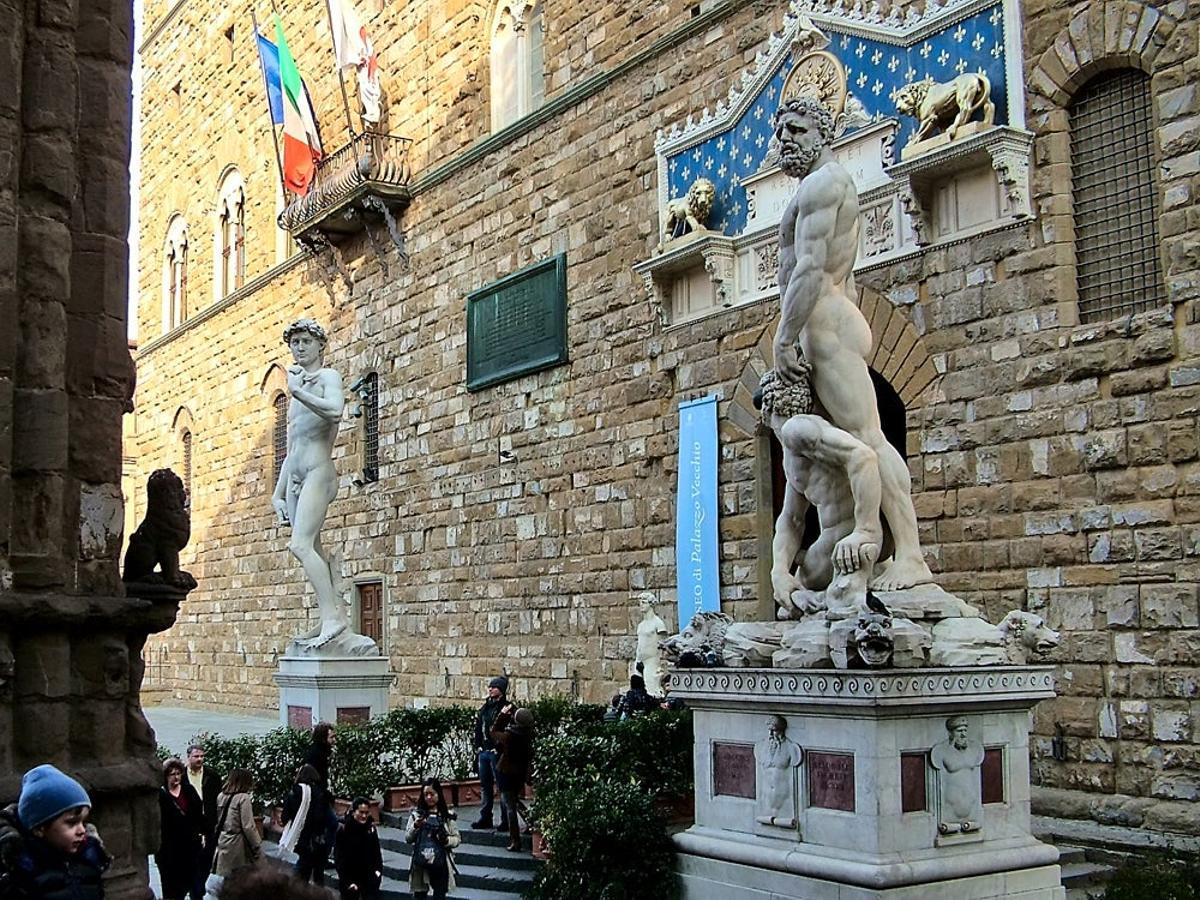Estatuas de David y de Hércules y Caco en la Piazza della Signoria de Florencia, ante la fachada del Palazzo Vecchio.