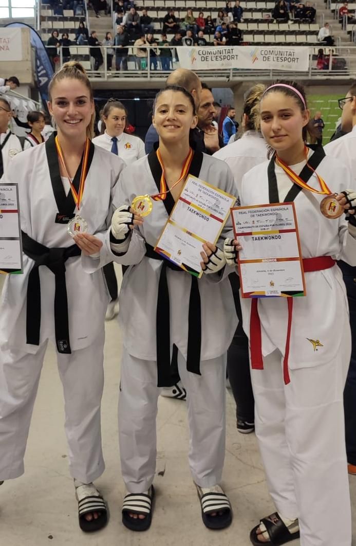 Aitana Romero, con las demás medallistas
