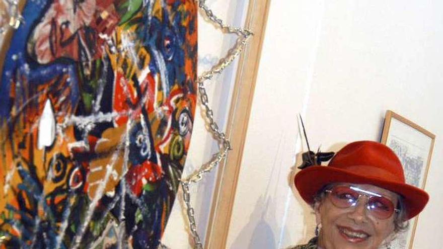 La pintora gijonesa, en una exposición.