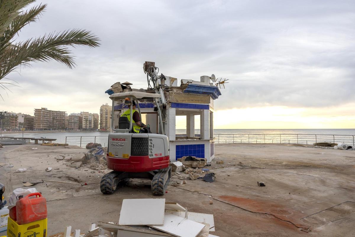 La última estampa de El Tintero. El kiosco ha sido demolido a primera hora de la mañana este martes por Costas