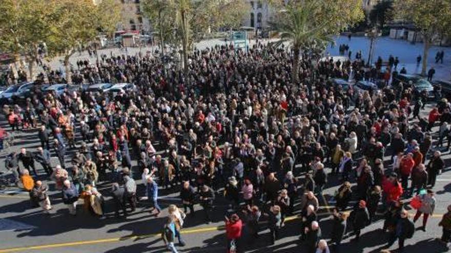 Cientos de pensionistas y jubilados se concentran para pedir subidas más elevadas de las pensiones.