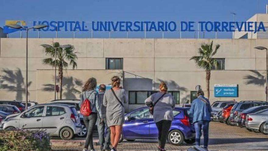 Imagen del acceso al Hospital Universitario de Torrevieja.