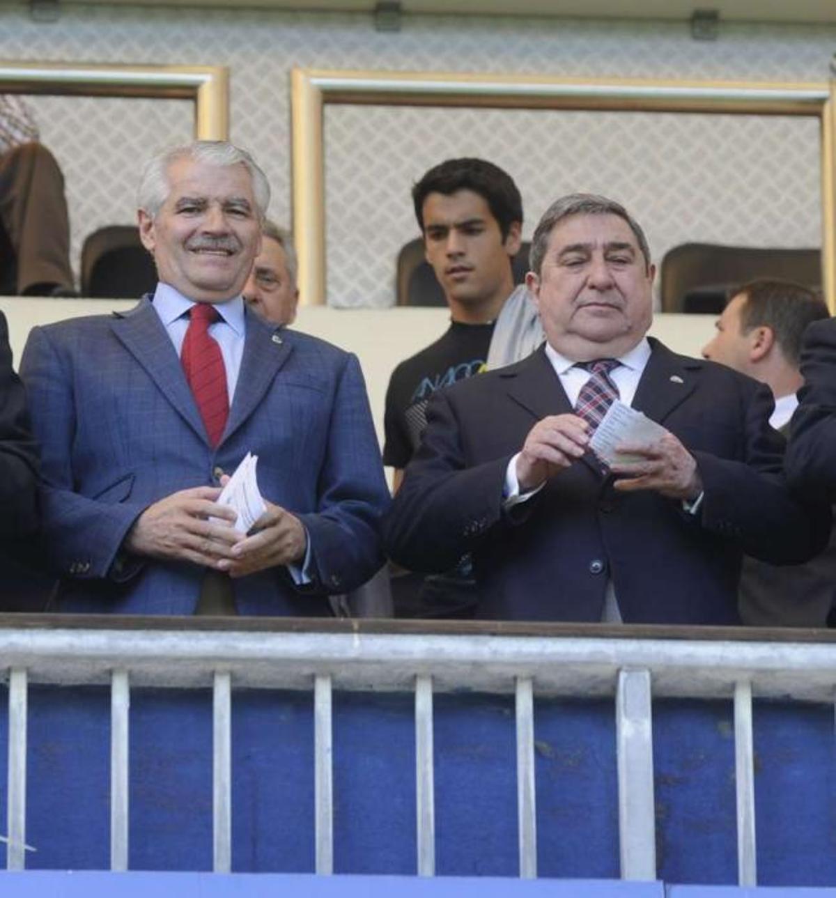 Los presidentes del Racing y el Dépor, Francisco Pernía y Augusto César Lendoiro, en Riazor. / fran martínez
