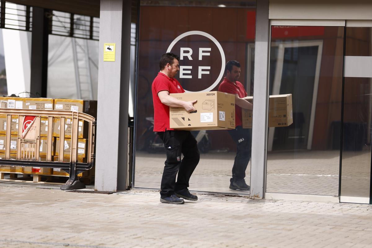 Un hombre lleva una caja a la Real Federación Española de Fútbol (RFEF), a 20 de marzo de 2024, en Madrid (España)