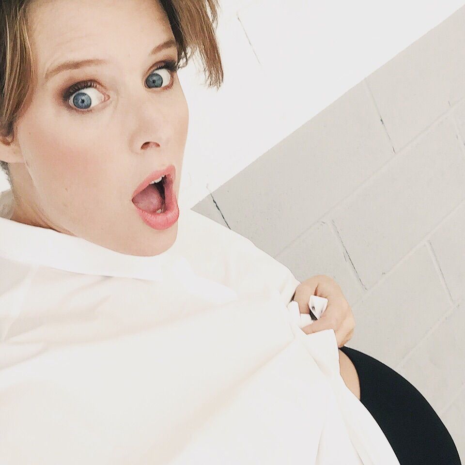 Tania Llasera sorprendida y embarazada