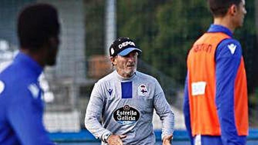 Juan Antonio Anquela, ayer en el entrenamiento en la ciudad deportiva de Abegondo.