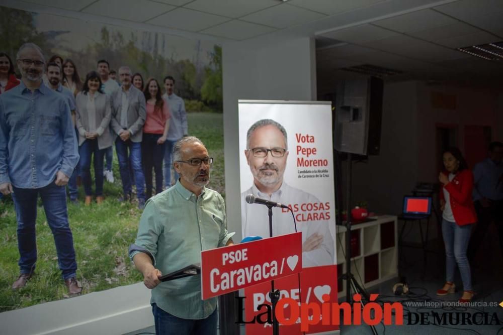 Pegada de carteles en Caravaca