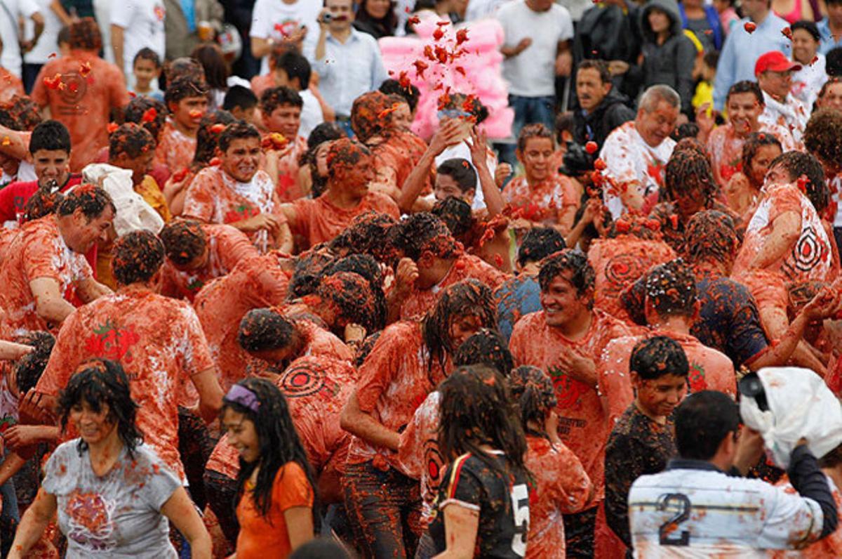 Els habitants de la població colombiana de Sutamarchán també tenen la seva Tomatina. Aquest és el sisè any que la localitat, situada al nord-est de Bogotà, celebra aquesta particular lluita de tomàquets.