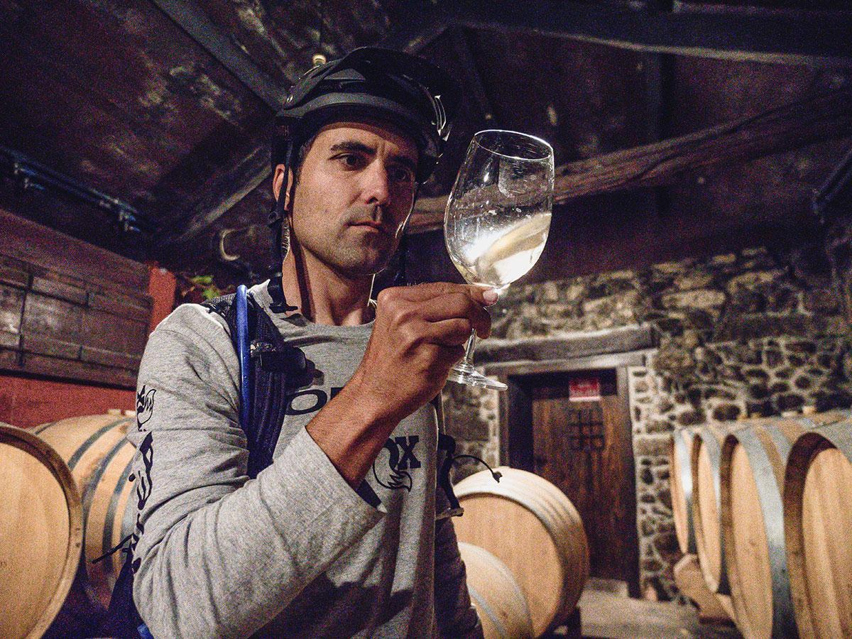 Kike Abelleira es uno de los embajadores del cicloturismo y el enoturismo en O Salnés.
