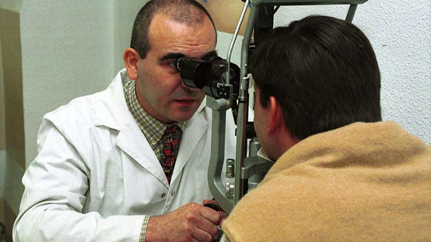 Revisión. Un paciente durante una sesión de prueba ocular.