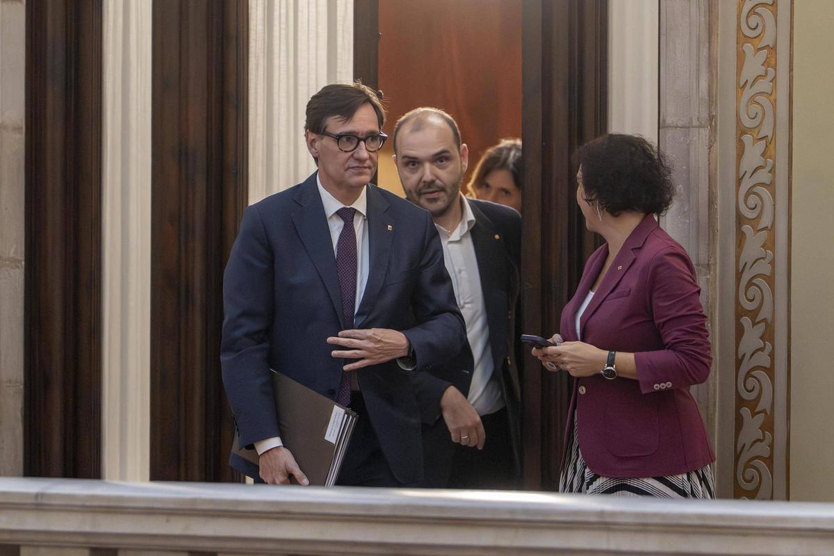 El president Illa y los consellers Dalmau y Romero en una imagen reciente en el Parlament.