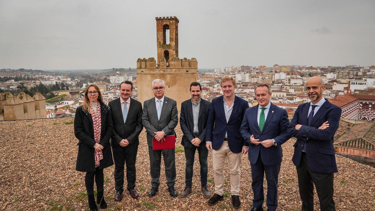 La secretaria general de Vivienda, el concejal de Patrimonio, el rector, el decano, el alcalde, el consejero y el gerente del consorcio.