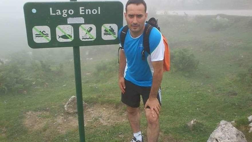 José Manuel Pulgar Hidalgo, &quot;Josman&quot;, en el lago Enol, durante una excursión.