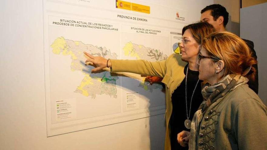 Milagros Marcos explica los detalles del Mapa de Infraestructuras Agrarias a Mayte Martín Pozo.