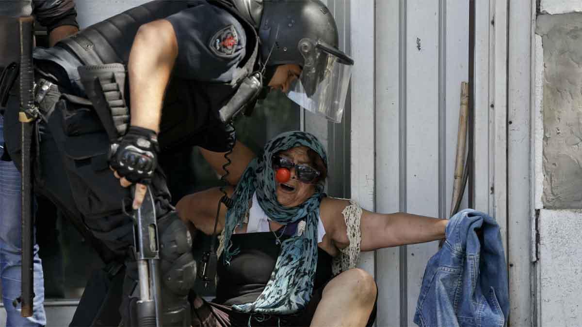 Una batalla campal a prop del Parlament, amb desenes de ferits i detinguts, envolta avui el tens debat de la polèmica reforma del sistema de pensions que impulsa el Govern de Mauricio Macri.