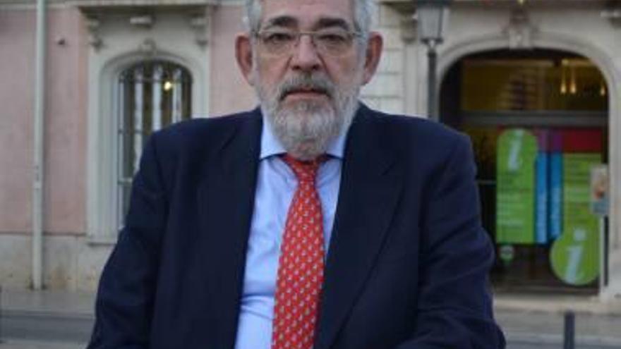 El nuevo rector de la UCH, Vicente Navarro de Luján.