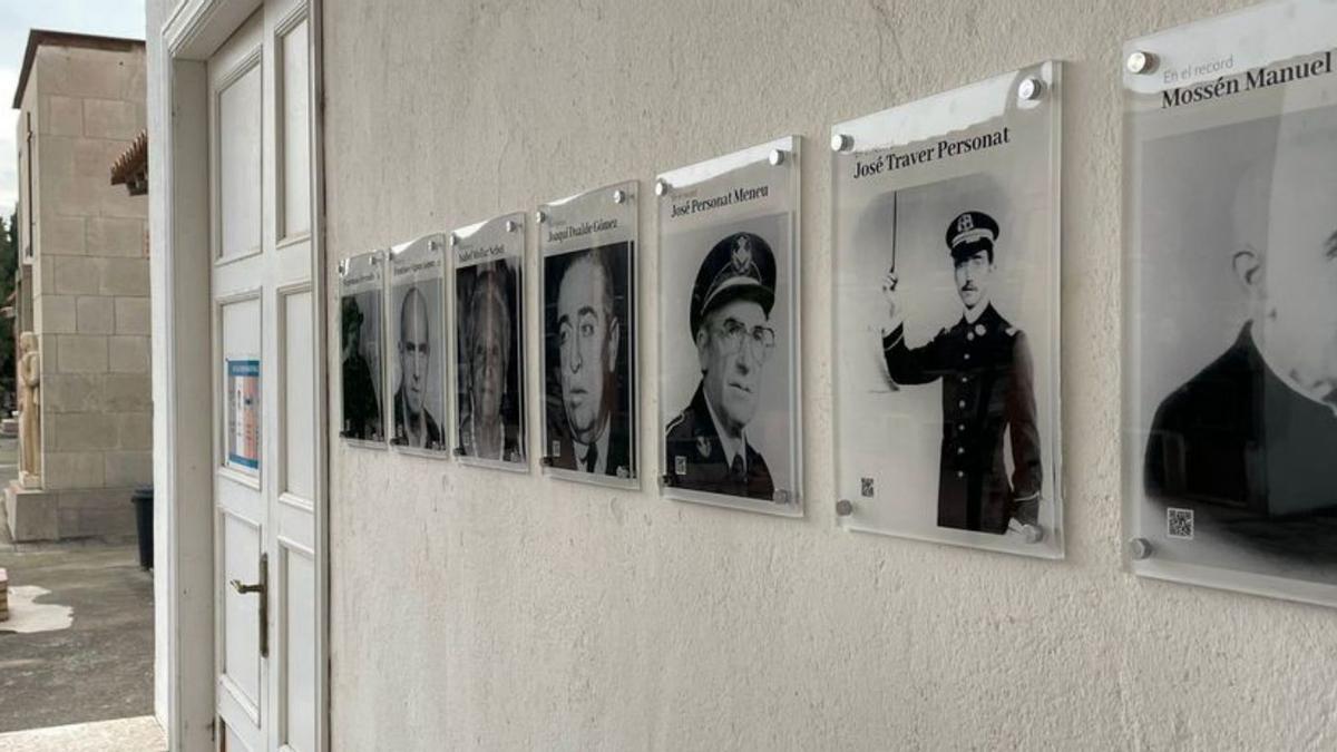 La exposición fotográfica está en la entrada del cementerio.