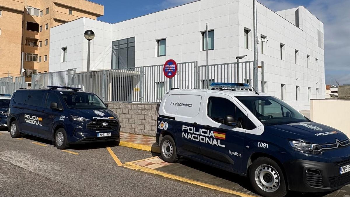 Patrullas de policía nacional a las puertas de la comisaría de Almendralejo.