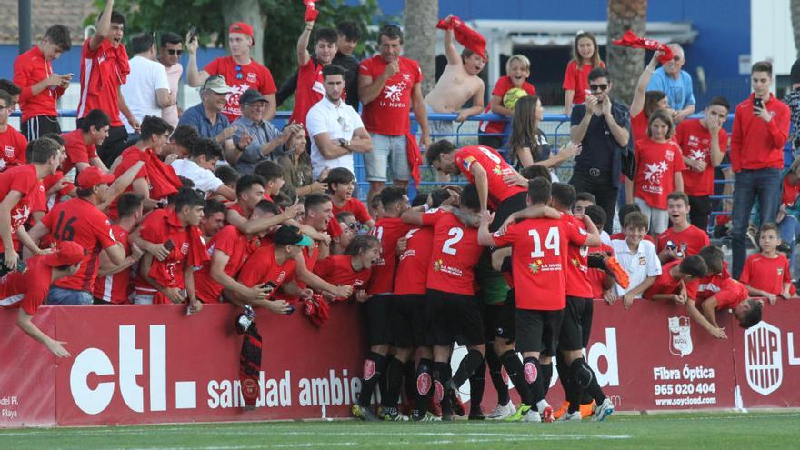Los jugadores de La Nucía celebran uno de sus goles en la victoria ante el filial del Logroñés.
