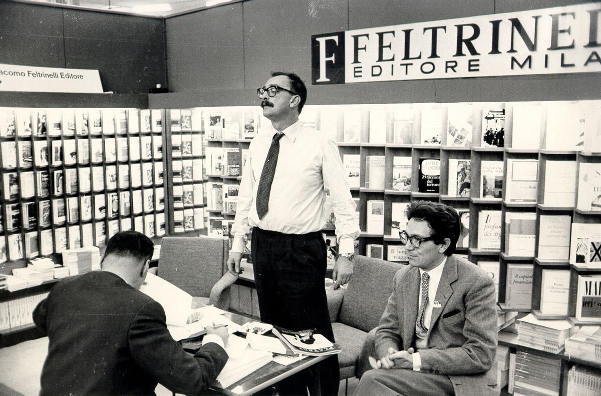 Giangiacomo Feltrinelli, fundador y editor de Feltrinelli, en la Feria del Libro de Fráncfort de 1959