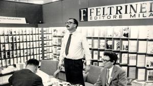 GIANGIACOMO FELTRINELLI CON MARIO SPAGNOL EN LA FERIA DEL LIBRO DE FRANCFORT DE 1959 FOTO PUBLICADA EN EL SUPLEMENTO LIBROS 27/04/2001