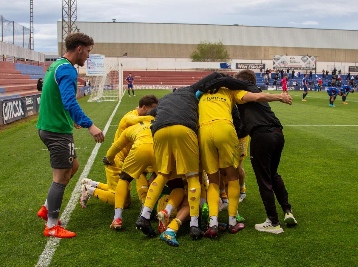 Los jugadores del Hércules celebran el gol de Nolan mientras los jugadores lo lamentan al fondo.