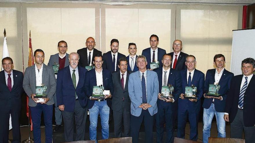 Los premiados con el trofeo &quot;Ramón Cobo&quot; en distintas categorías, con Abelardo en segunda fila, junto a Vicente del Bosque, Ángel María Villar y Vicente Miera, tras la entrega de trofeos.