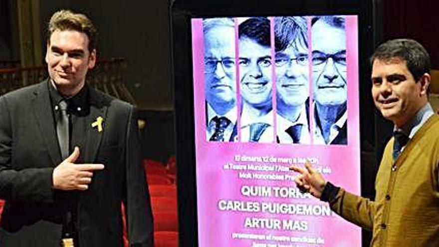 Daniel Roig, president del PDeCAT Igualada, i Marc Castells, cap de llista i actual alcalde d&#039;Igualada, amb el cartell de l&#039;acte dels presidents