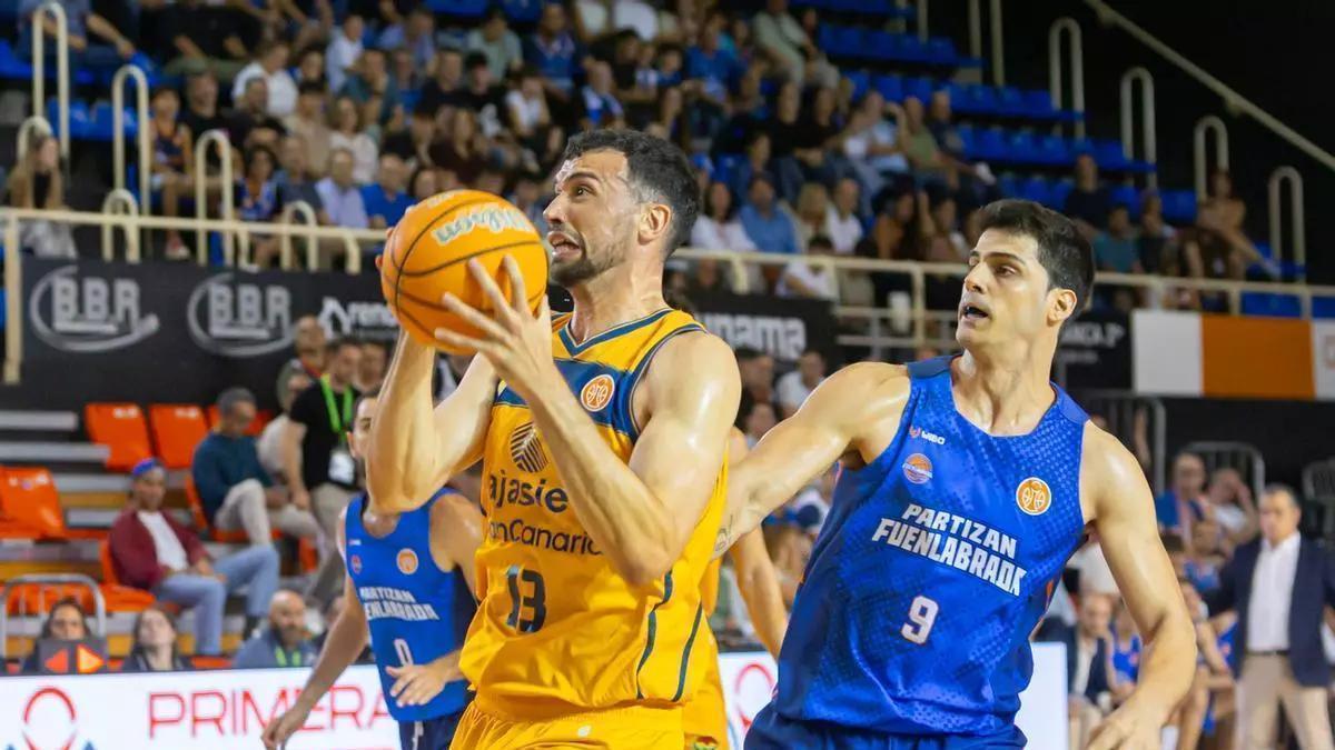 Pierre Pelos se dirige hacia el aro a pesar de la defensa de Jorge Bilbao, el pasado sábado.