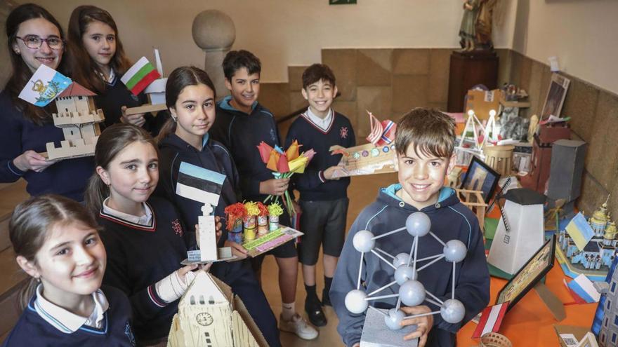 Un grupo de alumnos de Primaria del centro con un proyecto que están realizando sobre Europa.| Pablo Solares