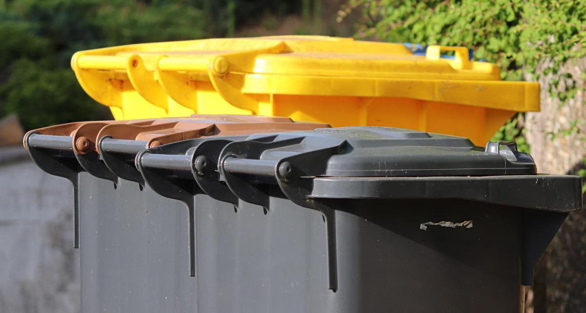 Varios contenedores amarillos donde reciclar