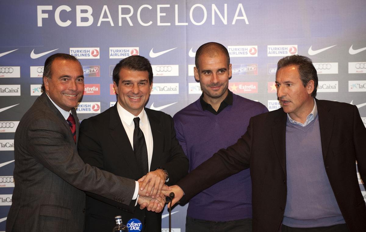 Rafa Yuste, Joan Laporta, Pep Guardiola y Txiki Begiristain, en la renovación del contrato del entrenador en enero de 2010.