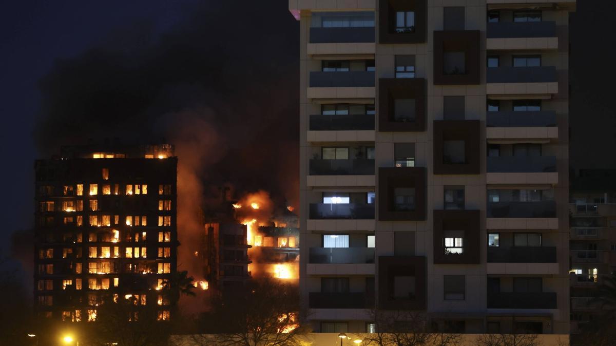 Un incendio devora un edificio de Valencia