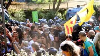 Indignación con los Mossos por el uso de gas pimienta contra los independentistas que apoyaban a Puigdemont