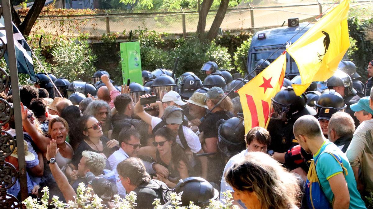 Los Mossos dispersaron con gas a un grupo de manifestantes que intentaba acceder a la Ciutadella