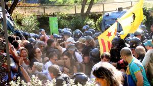 Los Mossos dispersaron con gas a un grupo de manifestantes que intentaba acceder a la Ciutadella