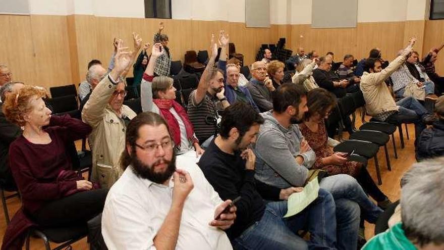 Votación en la asamblea de Xixón Sí Puede del miércoles.