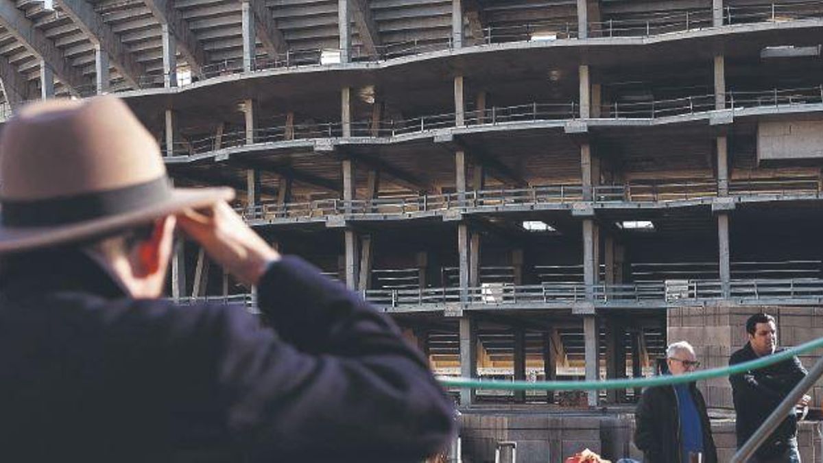 El Valencia y FCC visitan el Nou Mestalla en la previa de la reanudación de las obras