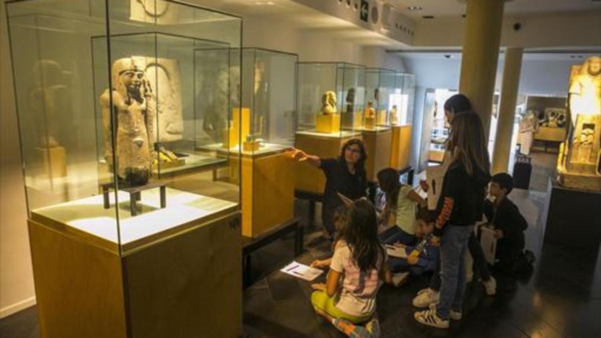 La monitora Anna Catón con el grupo de niños que siguen el curso para convertirse en guías júnior, el martes en el Museu Egipci.